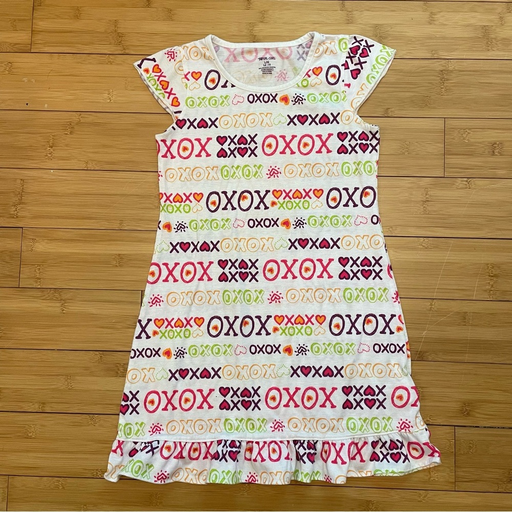 Total Girl sleep shirt, girl’s size large. Hugs and kisses print, 100% polyester